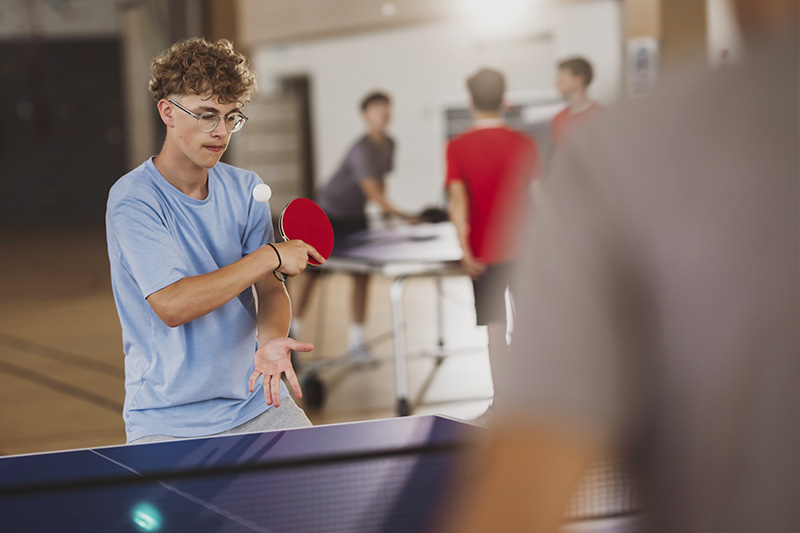 joueuse qui joue sur la table de ping pong Cornilleau 500 indoor